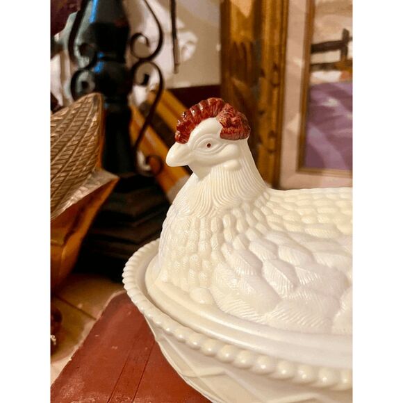 Vintage Westmoreland Mould Cream-Painted Milk Glass Large Hen on Nest – Red Acce - Picture 6 of 6